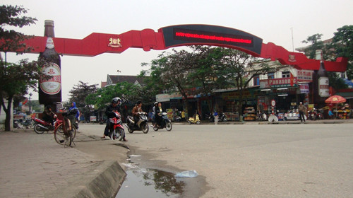 Huyện Cẩm Xuyên là một trong những vùng có nhiều tiềm năng, thế mạnh về phát triển công nghiệp, là cầu nối giữa khu công nghiệp mỏ sắt Thạch Khê và khu kinh tế Vũng Áng. Ngoài ra, huyện chỉ cách thành phố Hà Tĩnh 10 km về phía Nam trên tuyến đường Quốc Lộ 1A nên được đánh giá có giao thông thuận lợi.