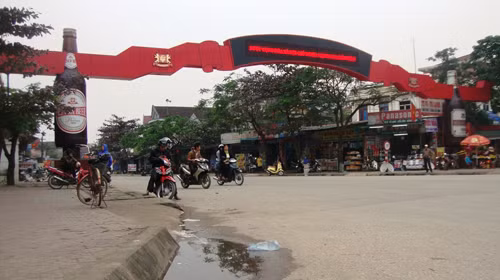 Huyện Cẩm Xuyên là một trong những vùng có nhiều tiềm năng, thế mạnh về phát triển công nghiệp, là cầu nối giữa khu công nghiệp mỏ sắt Thạch Khê và khu kinh tế Vũng Áng. Ngoài ra, huyện chỉ cách thành phố Hà Tĩnh 10 km về phía Nam trên tuyến đường Quốc Lộ 1A nên được đánh giá có giao thông thuận lợi.