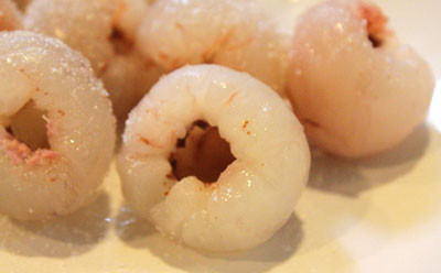 Khi chọn vải thiều, nên chú ý chọn những chùm vải tươi, không bị sâu đầu. Vải Thanh Hà và vải Lục Ngạn sẽ đắt hơn vải tu hú (vải chua).