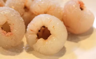 Khi chọn vải thiều, nên chú ý chọn những chùm vải tươi, không bị sâu đầu. Vải Thanh Hà và vải Lục Ngạn sẽ đắt hơn vải tu hú (vải chua).