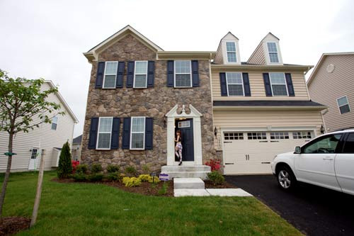 Nhiều người không khỏi ngưỡng mộ những căn biệt thự của sao Việt ở Mỹ vì độ hoành tráng, thiết kế đẹp mắt. Trong số những cơ ngơi đắt giá, biệt thự của ca sĩ Việt kiều - nữ DJ Thúy Khanh tại Mỹ rộng 3.000m2, có giá gần 12 tỷ đồng.