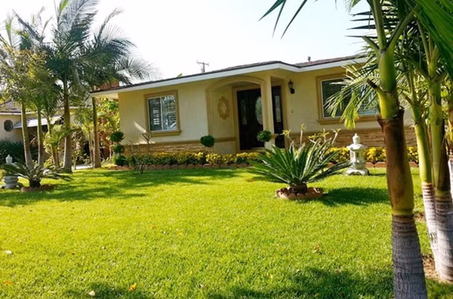 Nam ca sĩ Quang Lê cũng sở hữu ngôi nhà vườn mang đậm phong cách Việt ở một vùng ngoại ô California (Mỹ).