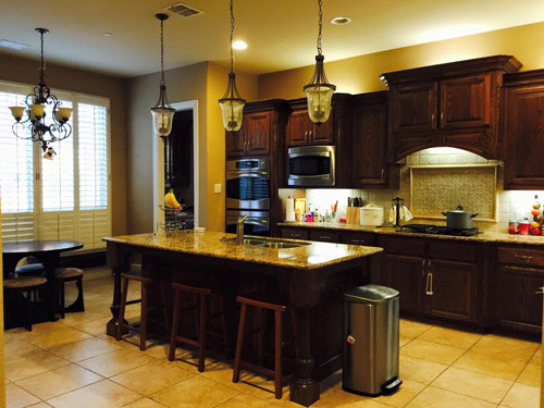 Phòng bếp ấm cúng, nhiều đồ dùng tiện nghi trong nhà ca sĩ Hồng Ngọc.