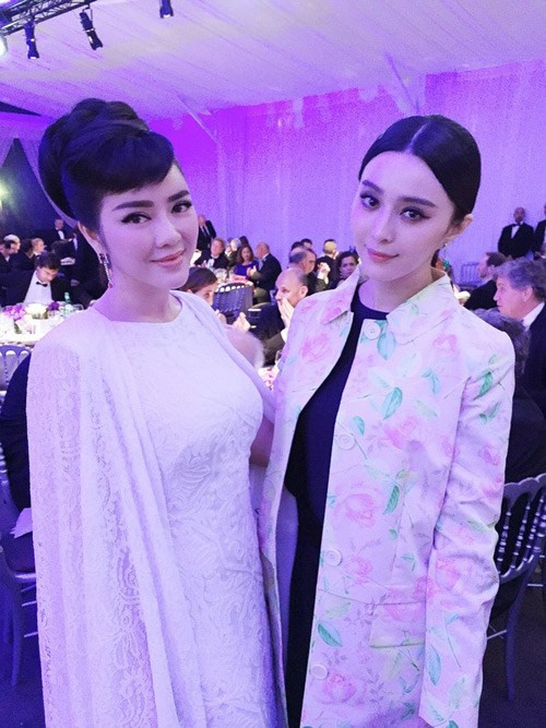 Luôn là cái tên gây xôn xao dư luận về những bộ cánh cầu kỳ, đắt bỏng tay, cái tên Lý Nhã Kỳ lại một lần nữa nóng các diễn đàn, trang báo khi cô xuất hiện tại liên hoan phim Cannes 2015. Để chuẩn bị cho sự kiện này, Lý Nhã Kỳ mạnh tay chi tiền tỷ cho những bộ cánh hàng hiệu đắt tiền, phụ kiện hàng ngoại có giá ngút trời.