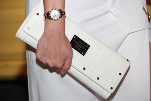 Đồng hồ Rolex nạm kim cương có giá 1,1 tỷ đồng đi kèm với ví Versace giá hơn 40 triệu đồng của Thu Minh.