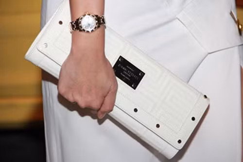 Đồng hồ Rolex nạm kim cương có giá 1,1 tỷ đồng đi kèm với ví Versace giá hơn 40 triệu đồng của Thu Minh.