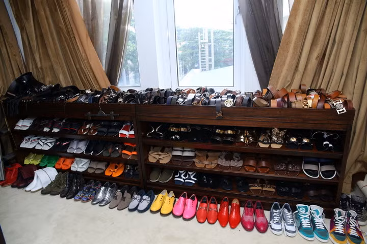 Không dừng lại ở đó, gần 700 đôi giày của nhiều thương hiệu khác nhau được Đàm Vĩnh Hưng từng tiết lộ trong tủ đồ tiền tỷ của nam ca sĩ.