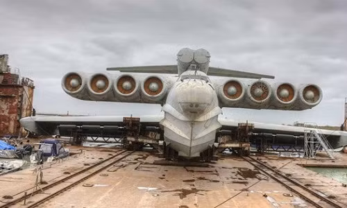 Máy bay Ekranoplane lớp Lun dài 300 feet (91,44 m) là phương tiện kết hợp giữa tàu thủy và máy bay do Liên Xô chế tạo. Nó chỉ có thể bay ở độ cao 4 m trên mặt đất hoặc mặt nước. Máy bay từng được xem là sản phẩm đột phá để vận chuyển quân và vũ khí. Nó lớn hơn mọi phi cơ và đạt vận tốc nhanh hơn các tàu trong cùng thời đại. Ekranoplane cũng có thể chở đầu đạn hạt nhân. Tuy nhiên, Liên Xô không phát triển dự án rộng rãi, cũng như chưa từng đưa nó ra thử nghiệm thực tế.