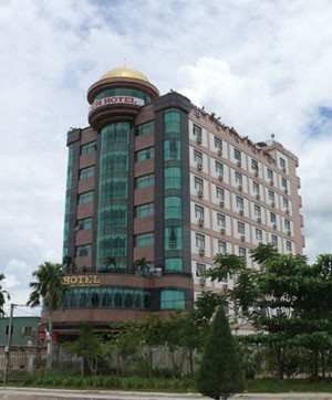 Ngoài ra, vị đại gia Việt kiều cũng trang bị hệ thống dịch vụ gồm: coffe bar, dịch vụ karaoke, massage, hồ bơi, quầy quà lưu niệm... khá đầy đủ cho khách sạn.