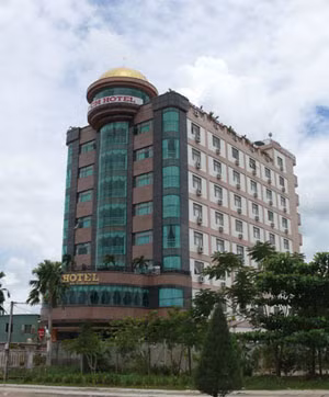 Ngoài ra, vị đại gia Việt kiều cũng trang bị hệ thống dịch vụ gồm: coffe bar, dịch vụ karaoke, massage, hồ bơi, quầy quà lưu niệm... khá đầy đủ cho khách sạn.