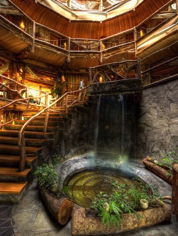 Trong thiết kế, các kiến trúc sư tư vấn hồ nước nên được thiết kế mềm mại, tự nhiên. Nước trong hồ lưu thông để mang lại sự sinh động, không nên để hồ tù đọng trong nhà.