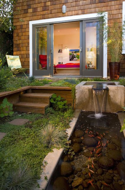 Việc thiết kế, chọn vị trí, vật liệu và giải pháp chống thấm, luân chuyển nguồn nước hay chọn cây xanh... cho hồ nước trong nhà nên có sự tư vấn của người có chuyên môn, để đảm bảo tính phù hợp với gia chủ, cảnh quan chung của công trình và bền vững lâu dài.