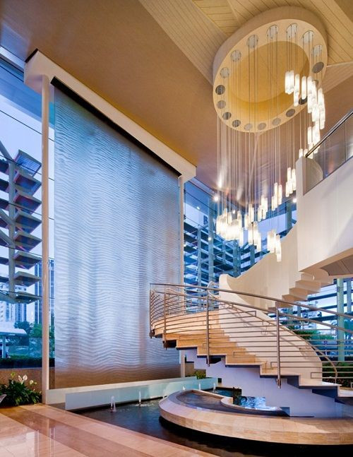 Tùy vào thiết kế ngôi nhà, hồ nước sẽ được đặt ở những vị trí khác nhau để đem lại sự hài hòa, tự nhiên.