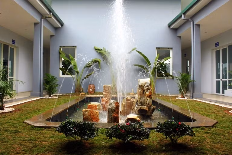 Khoảng vườn thông tầng sẽ thêm sinh động, mát rượi ngày hè nếu có hồ nước chảy róc rách.