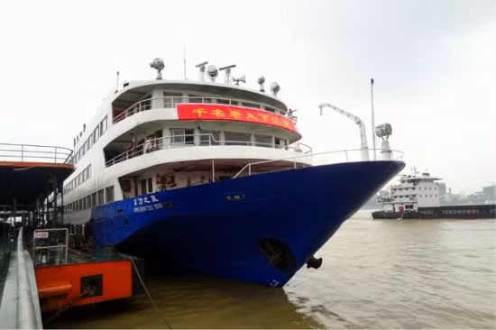 Tàu du lịch gặp nạn thuộc sở hữu của Tập đoàn vận tải Trùng Khánh, khai thác tuyến du lịch trên sông Dương Tử, đoạn từ đập Tam Hiệp.