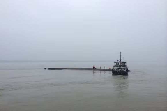 Hình ảnh con tàu lớn gặp thảm nạn, chìm dưới làn nước biển.