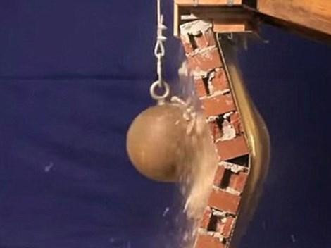 Gần đây nhất, các nhà khoa học Mỹ đã sáng chế loại siêu giấy dán tường chế tạo từ một loại vải dính nhớt, gia cố thêm sợi Kevlar - chất liệu chắc cứng gấp 5 lần thép. Loại giấy dán tường này sẽ chống được lực tác động mạnh từ các vụ nổ bom mìn. Tuy nhiên, vật liệu này chưa được ứng dụng rộng rãi và có thể mức giá sẽ rất đắt đỏ.