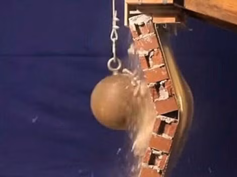 Gần đây nhất, các nhà khoa học Mỹ đã sáng chế loại siêu giấy dán tường chế tạo từ một loại vải dính nhớt, gia cố thêm sợi Kevlar - chất liệu chắc cứng gấp 5 lần thép. Loại giấy dán tường này sẽ chống được lực tác động mạnh từ các vụ nổ bom mìn. Tuy nhiên, vật liệu này chưa được ứng dụng rộng rãi và có thể mức giá sẽ rất đắt đỏ.