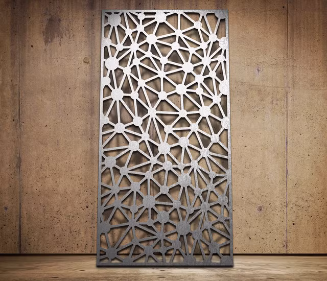 Đối với vách ngăn CNC bằng sắt hoặc kính, mức giá đắt hơn khá nhiều, dao động từ 800.000 đồng đến 2 triệu đồng/m2, tùy vào độ dày của vật liệu.