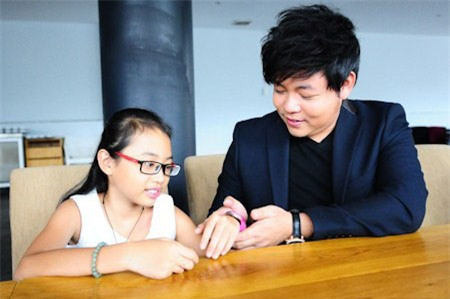 Được đánh giá là hiện tượng âm nhạc, Phương Mỹ Chi còn may mắn được nam ca sĩ Quang Lê nhận làm con nuôi và ký hợp đồng độc quyền hai năm.