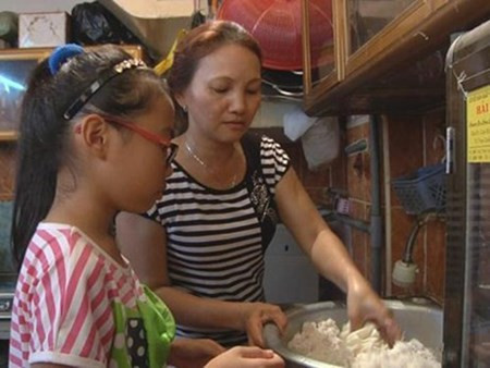 Đối lập với hình ảnh một cô bé nhỏ nhắn, nước da ngăm đen những ngày mới tham gia thi giọng hát, giờ Phương Mỹ Chi trở nên năng động, tham gia hoạt động nghệ thuật khá chuyên nghiệp.