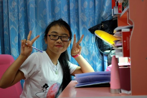 Khác với phong cách giản dị trước khi nổi tiếng, Mỹ Chi mặc những bộ đồ đẹp hơn, cô bé cũng trở nên xinh xắn hơn rất nhiều. Mặc dù thường tham gia các chương trình ca nhạc, song cô bé vẫn đảm bảo thành tích học tập đáng nể.