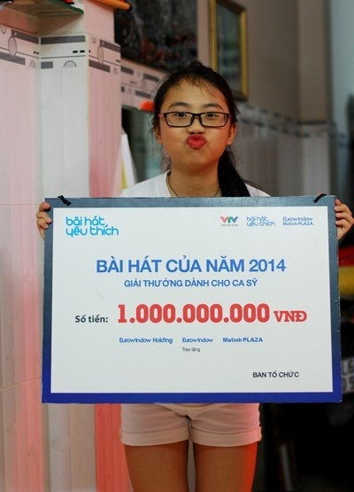 Từng là cô bé giản dị phụ giúp mẹ bán hàng ở đầu ngõ gần nhà, sau khi nổi tiếng và nhận được 1 tỷ đồng giải thưởng Bài hát yêu thích 2014, cô bé quyết định cùng mẹ mở quán chè kinh doanh.