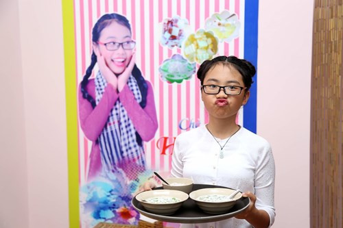 Phương Mỹ Chi và gia đình đã chính thức khai trương quán chè tại đường Cửu Long, quận 10 (TP.HCM). Hình ảnh cô bé 11 tuổi tạo dáng đáng yêu bưng chè cho khách.