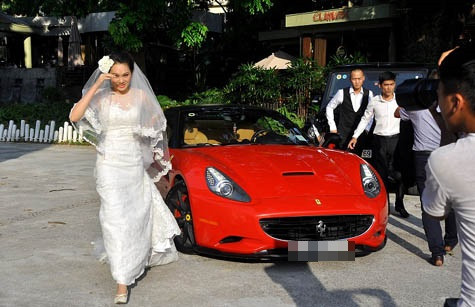 Đại gia trẻ tuổi Bình Dương đã không ngần ngại dùng siêu xe trị giá khoảng 12 tỷ đồng trong đám cưới của mình với siêu mẫu Ngọc Thạch.