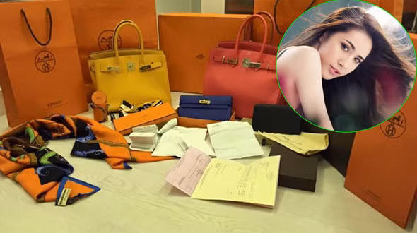 Ca sĩ Thủy Tiên cũng từng khoe chiến tích mua sắm "ác liệt" của mình, hàng loạt túi Hermes, ví, khăn hàng hiệu nằm ngổn ngang bên cạnh hóa đơn mua hàng.