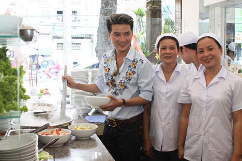 Nhà hàng Tùng Hưng của nam ca sĩ Đàm Vĩnh Hưng (TP HCM) rất được lòng thực khách nhờ những món ăn như hủ tíu, hoành thánh...