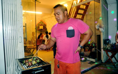 Quán trà chanh vỉa hè mang tên "Panda" của diễn viên Hiếu Hiền tại TP HCM cũng gây ấn tượng mạnh nhờ đồ uống ngon. Không chỉ thành công ở sự nghiệp diễn xuất, Hiếu Hiền còn rất có tài với nghề kinh doanh tay trái.