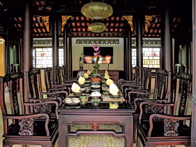 Lối kiến trúc thanh thoát, họa tiết tinh xảo và trang nhã trên cửa, trên mái nhà hoặc đồ nội thất đều được nữ doanh nhân chọn lựa kỹ càng.