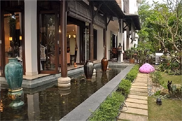 Khuôn viên nhà Hà Kiều Anh được thiết kế rất đẹp mắt với những bức tượng, phù điêu, bình gốm, tiểu cảnh hồ nước.