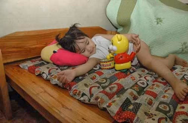 Theo chị Lan (chủ cửa hàng đồ gia dụng trên đường Nguyễn Xiển): "Hàng bán chạy từ đầu đợt nóng, trung bình mỗi ngày cửa hàng bán được trên 20 đơn hàng". Tuy nhiên, nhược điểm của đệm nước là dễ khiến trẻ hoặc người già bị ho, viêm phế quản hoặc cảm lạnh khi sử dụng lâu hoặc dùng trong phòng bật điều hòa.