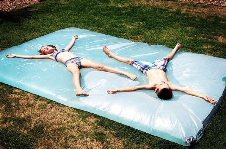 Không chỉ các thiết bị điện làm mát hút khách ngày hè, nhiều vật dụng giúp giải nhiệt cũng bán khá chạy. Trong đó, đệm nước mát Mimosa (160.000 -200.000 đồng), Thiên Thanh (250.000 đồng)... bán tại các cửa hàng thiết bị y tế hoặc chăn-ga dọc phố Phương Mai, Tôn Đức Thắng (Hà Nội) cực hút khách.