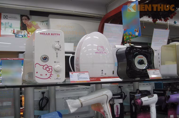 Theo chủ cửa hàng thiết bị điện gia dụng (trên đường Nguyễn Lương Bằng - Hà Nội): "Máy tạo ẩm bán chạy nhất đợt này là những dòng có giá trung bình trên 500.000 đồng. Tuy nhiên, người mua không nên ham rẻ, nên chú ý diện tích phòng rộng hay hẹp để chọn máy có công suất, bình chứa nước đủ dùng. Thông thường, máy tạo ẩm gia đình có thể hoạt động tốt ở phòng dưới 50m2".