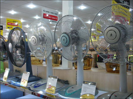 Các loại quạt điện vẫn là vật dụng hữu ích trong những ngày nóng. Để kích cầu mua sắm, hàng loạt cửa hàng, siêu thị điện máy giảm giá tới 30% quạt điện, với số tiền từ 300.000 - trên 600.000 đồng, nhiều người có thể mua được quạt của Asia, Điện cơ, Saiko...