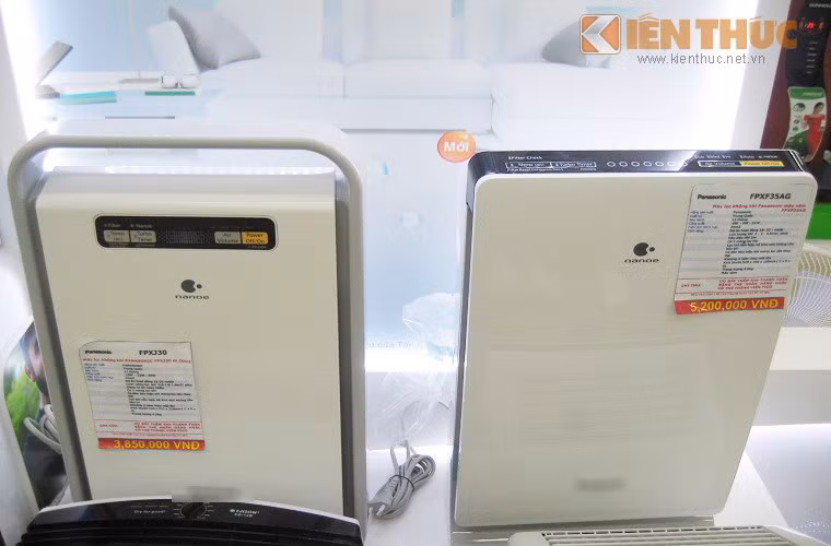 Một số loại máy trang bị chức năng phun tinh dầu tạo hương thơm, phun ẩm hoặc quạt gió giúp tản ion đều và nhanh... Các hãng Coway (7- 14 triệu), Electrolux (3,2 triệu), Sharp (3,6 triệu) được bán nhiều trên thị trường. Riêng dòng Panasonic (4-10 triệu) có thêm phần tạo khí ozone, tăng cường oxy cho phòng.