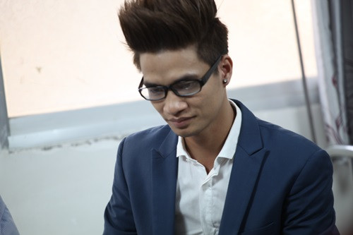 Được sự hậu thuẫn của gia đình, Lệ Rơi ngày càng tự tin dấn thân vào con đường nghệ thuật cũng như việc kinh doanh. Thu nhập của chàng thanh niên không chỉ đơn giản quanh vườn ổi, công việc đồng áng mà tăng lên nhờ catse biểu diễn, đóng phim.