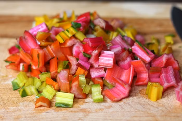 Cải cầu vồng bạn có thể chế biến thành món canh, nấu súp hoặc salad, khiến món ăn thêm đẹp mắt. Một số bà mẹ sử dụng cải cầu vồng nấu các món ăn dặm cho trẻ nhỏ, vừa nhiều dưỡng chất, vừa thu hút trẻ về màu sắc của rau cải.