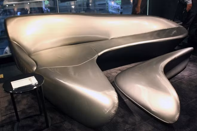 Bộ salon có thiết kế như những chiếc phi thuyền có giá hơn 300 triệu đồng. Trên các sản phẩm đều có đóng logo độc quyền của nhà sản xuất, ghi rõ số hiệu, tên sản phẩm và xưởng sản xuất từ Italy.