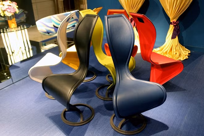 Một thương hiệu nội thất nước ngoài vừa mang đến TP HCM những chiếc ghế với nhiều kiểu dáng lạ mắt. Trong số những nội thất độc đáo của thương hiệu trên trưng bày ở TP HCM, bộ sưu tập bàn ghế đắt tiền với các hình dáng lạ mắt thu hút nhiều người xem.