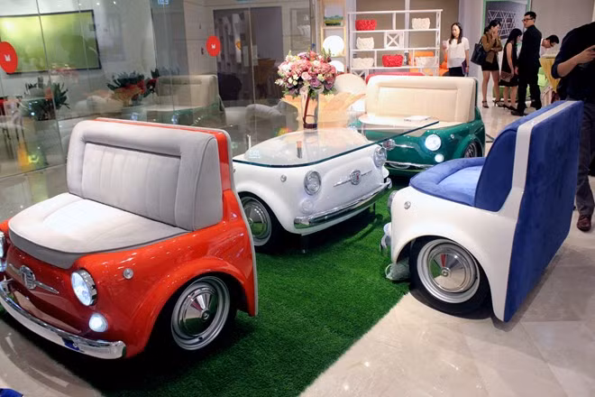 Nổi bật nhất là bộ bàn ghế phong cách ôtô cổ với giá bán mỗi chiếc là 284 triệu đồng. Cả bộ gồm 3 ghế và 1 chiếc bàn có giá 1,16 tỷ đồng, lần đầu xuất hiện tại Việt Nam.