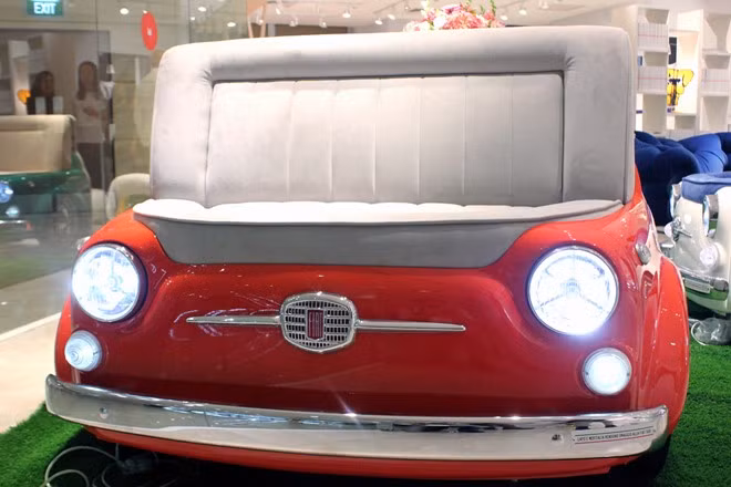 Ghế ngồi giống hệt một chiếc ôtô cổ, có cả đèn pha trang trí.