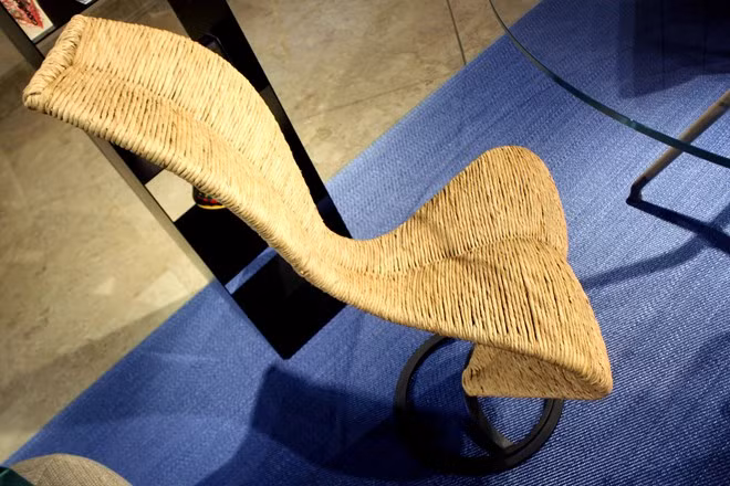 Một chiếc ghế được làm từ mây và lục bình. Anh Nghiêm, một khách tham quan cho biết, vật liệu làm ra những chiếc ghế này không quá hiếm ở Việt Nam. Nhưng điểm khác biệt tạo nên giá trị chính là sự sáng tạo. Tuy nhiên, theo khách hàng này và một số người khác tham quan gian hàng, giá một chiếc ghế lên đến cả trăm triệu là quá cao so với mức sống của người dân Việt Nam.