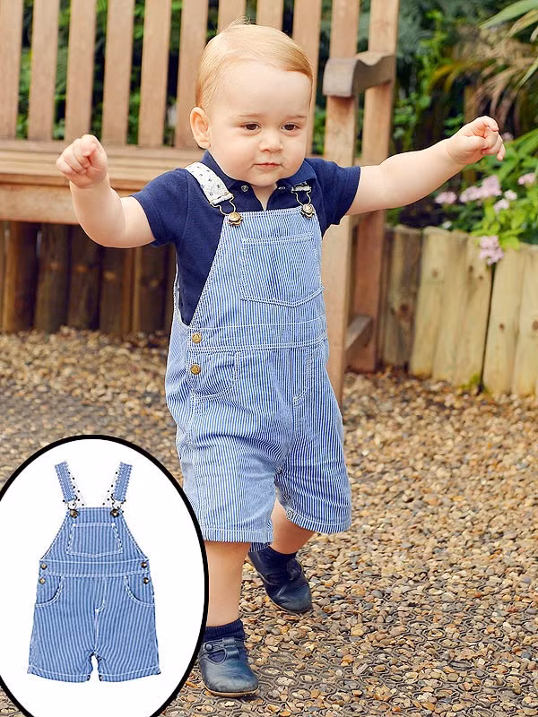 Quần yếm là món đồ quen thuộc trong tủ quần áo của Hoàng tử George. Cậu bé thường mặc quần yếm của thương hiệu Petit Bateau (có giá 46 USD) với áo polo và đôi giày yêu thích hiệu Early Days (giá 42 USD). Ảnh: John Stillwell/PA Wire.