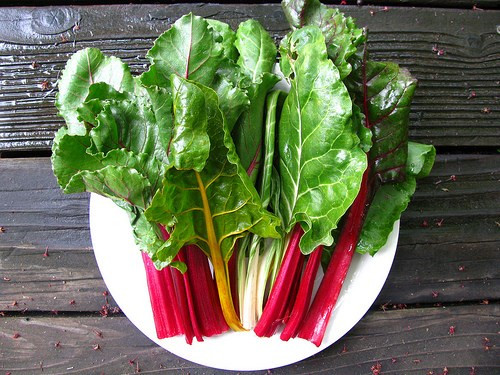 Ngoài màu sắc đẹp, cải cầu vồng là một trong những loại rau có rất nhiều dưỡng chất tốt cho sức khỏe như canxi, kẽm, sắt - tốt cho sự phát triển thể chất và trí não của trẻ và hệ xương.