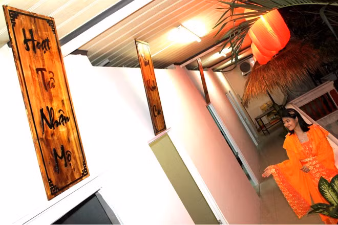 Khu vực phòng VIP với những cái tên kỳ dị. Tuy có phong cách phục vụ mới lạ nhưng điểm trừ của quán là không gian kém bắt mắt, phải chờ đồ ăn khá lâu. Khách mới khó hòa nhập với kiểu ngôn ngữ kiếm hiệp mà quán quy định.