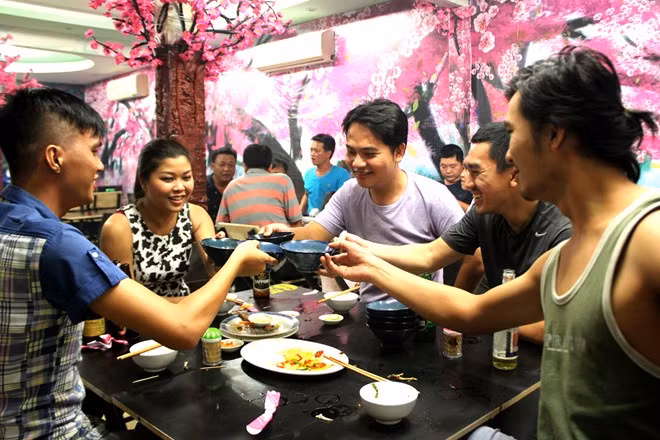 Anh Tiến (quận 10) - một khách hàng đến quán cho biết, đây là lần đầu tiên anh uống bia bằng chén, cảm giác khá lạ, nhưng chưa quen với cách gọi huynh, đệ, tỷ, muội... trong quán. Khách hàng này cho rằng, quán chỉ thích hợp với những người yêu thích truyện và game kiếm hiệp.